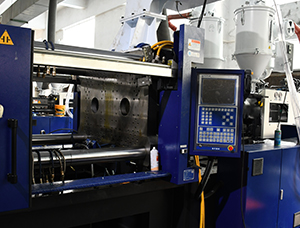 Injection Molding Principles and Practical Analysis of Multi-Color Cup Component Production
