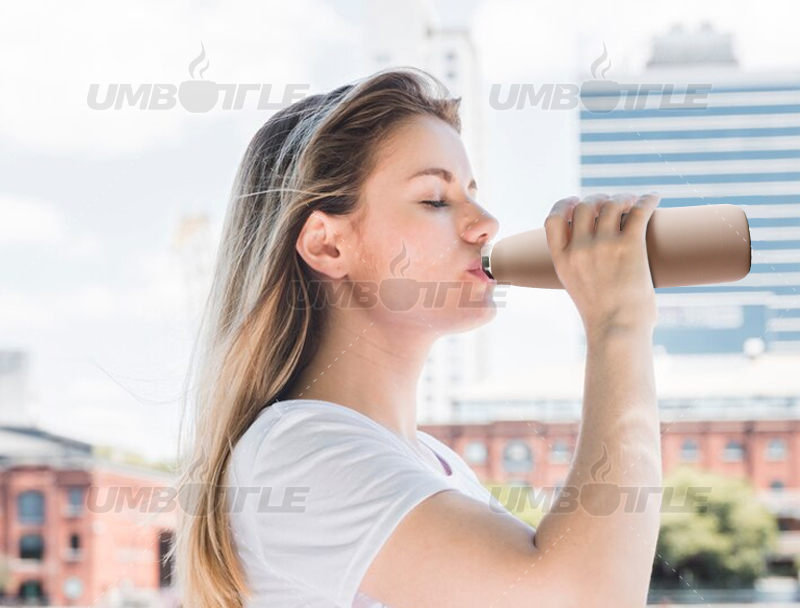 What are the characteristics of water bottles that teenage girls love?